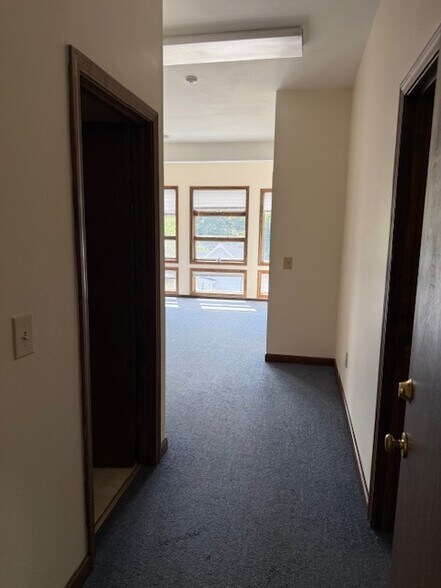 21 Mohawk Trl, Greenfield, MA à louer - Photo intérieure - Image 2 de 38