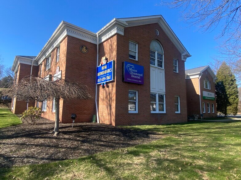 995 Beaver Grade Rd, Coraopolis, PA for lease - Primary Photo - Image 1 of 15