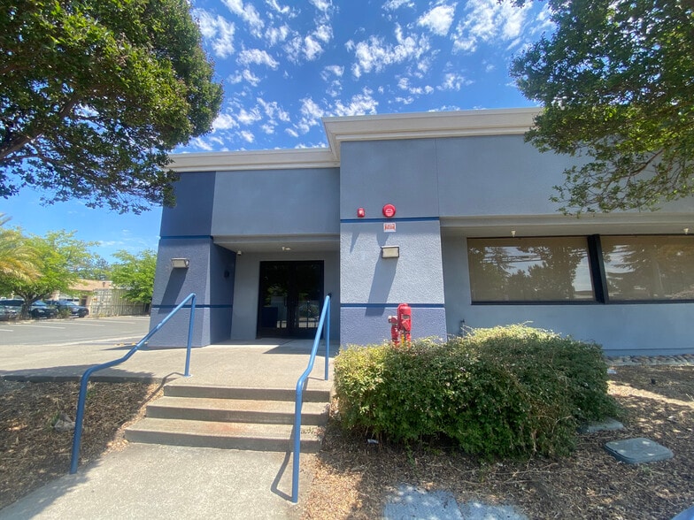 3242 Airway Dr, Santa Rosa, CA for lease - Building Photo - Image 3 of 16