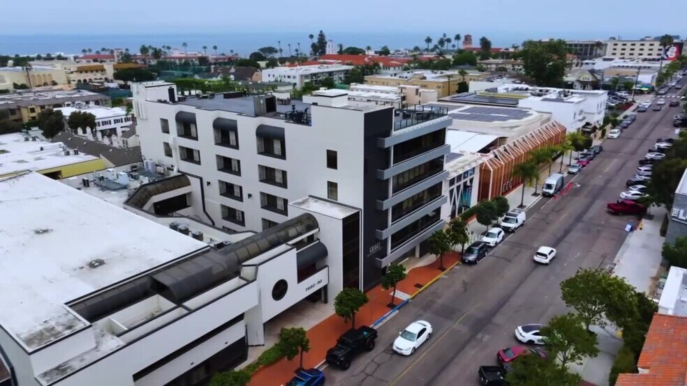 7590 Fay Ave, La Jolla, CA à louer - Vidéo sur l’inscription commerciale - Image 2 de 10