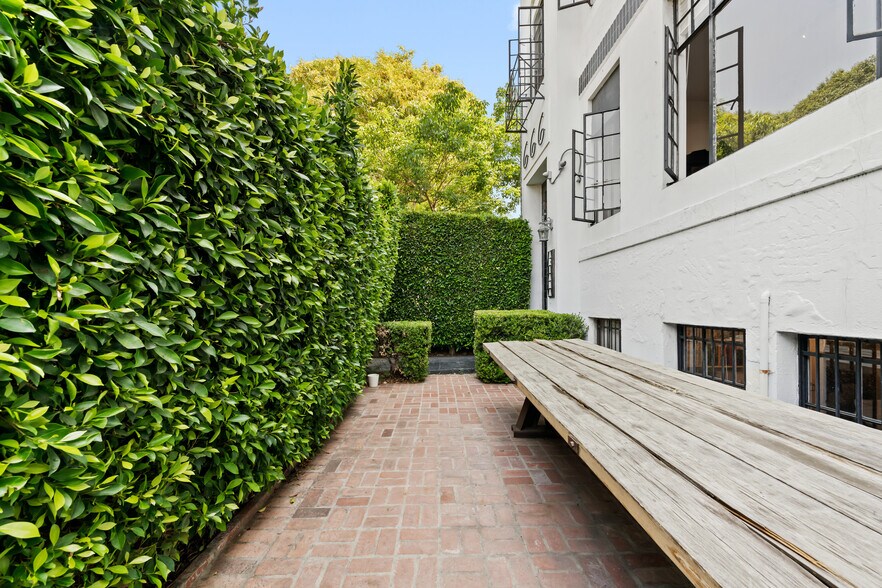 666 N Robertson Blvd, West Hollywood, CA à louer - Photo du bâtiment - Image 3 de 17