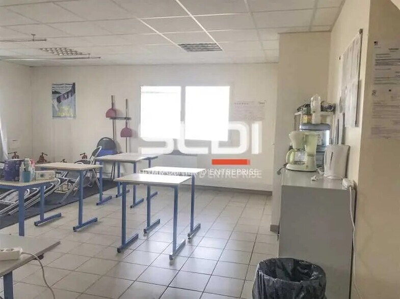 Flex in Chassieu for lease - Building Photo - Image 2 of 8