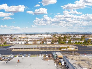 25555 Clawiter Rd, Hayward, CA à louer Photo du bâtiment- Image 2 de 4