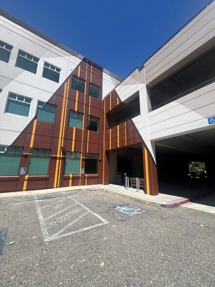 2880 Stevens Creek Blvd, San Jose, CA à louer - Photo du bâtiment - Image 2 de 2