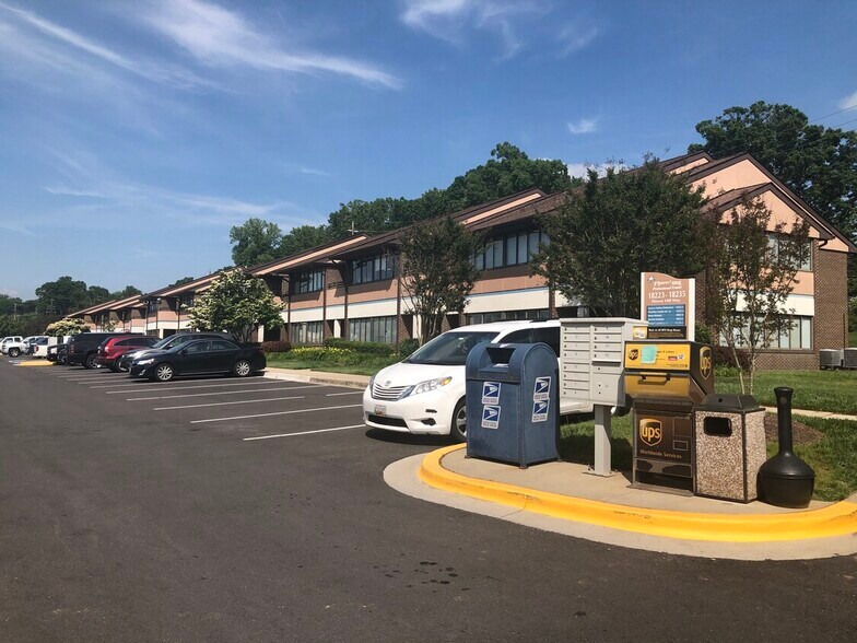 18201-18209 Flower Hill Way, Gaithersburg, MD for lease - Building Photo - Image 2 of 19