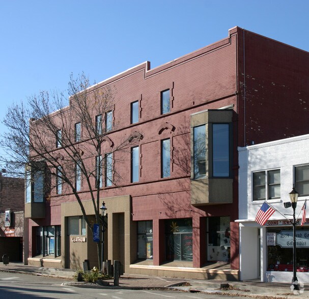 120 N Main St, West Bend, WI à vendre - Photo du bâtiment - Image 2 de 30