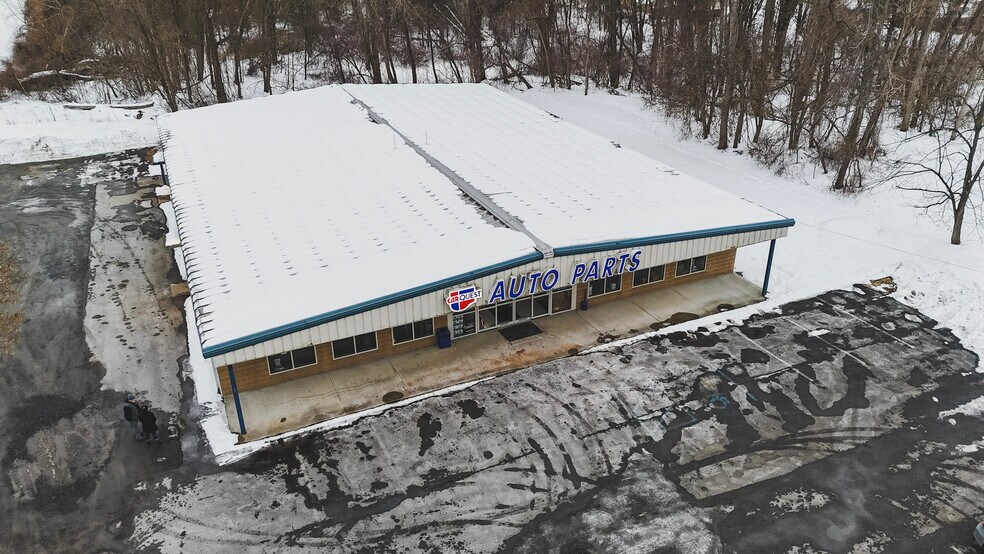 193 Dix Ave, Glens Falls, NY à vendre - Photo du bâtiment - Image 2 de 32