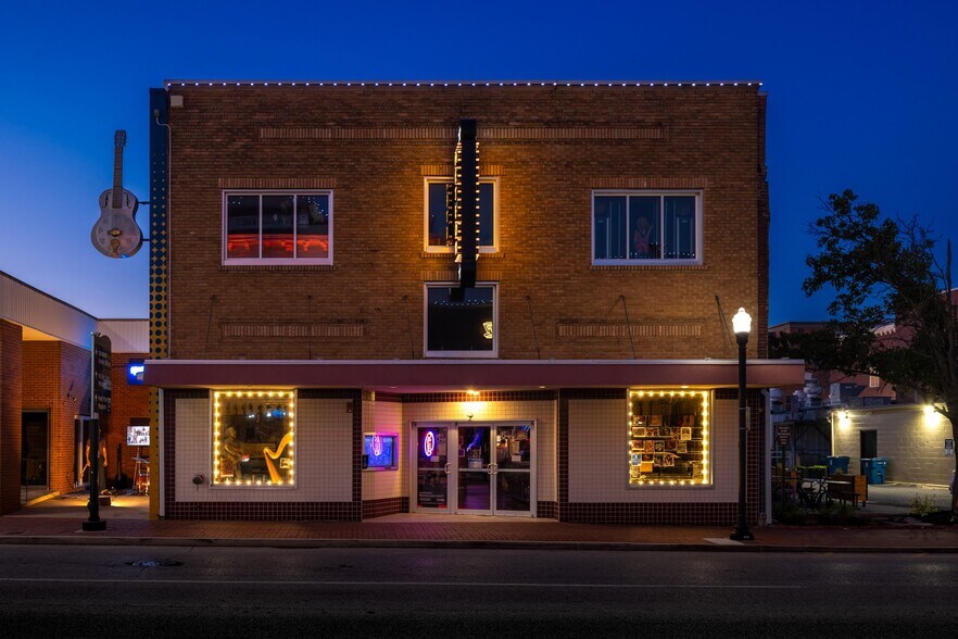 128 W Central Ave, Bentonville, AR à vendre - Photo du bâtiment - Image 2 de 21