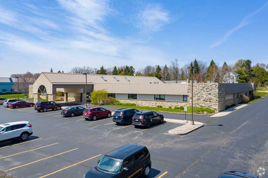 1317 W Grand Ave, Port Washington, WI à louer - Photo du bâtiment - Image 2 de 21