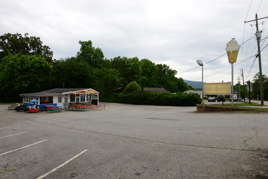 405 W State St, Black Mountain, NC à vendre - Photo du bâtiment - Image 1 de 14