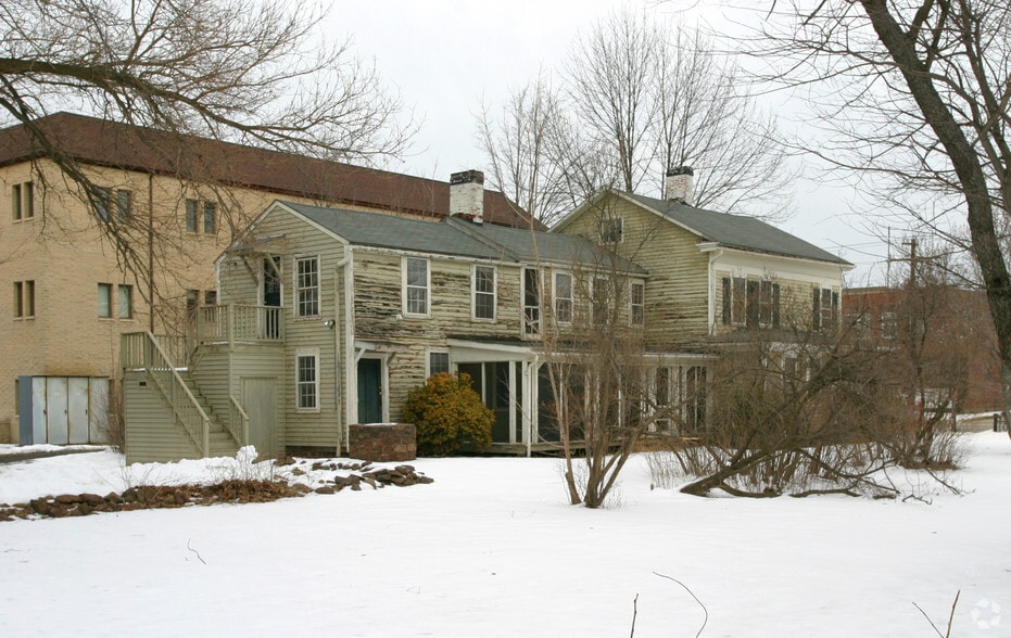 59 Whiting St, Plainville, CT à vendre - Photo du bâtiment - Image 3 de 4