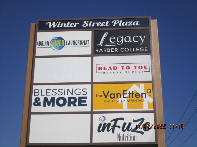 1114 S Winter St, Adrian, MI à vendre - Photo du bâtiment - Image 2 de 16