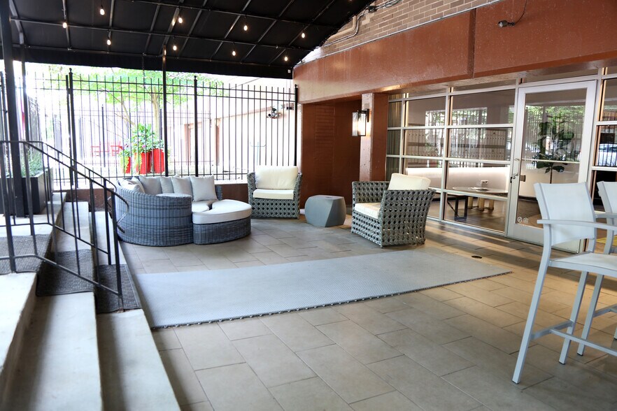 5525 N Winthrop Ave, Chicago, IL à vendre - Photo du bâtiment - Image 2 de 24