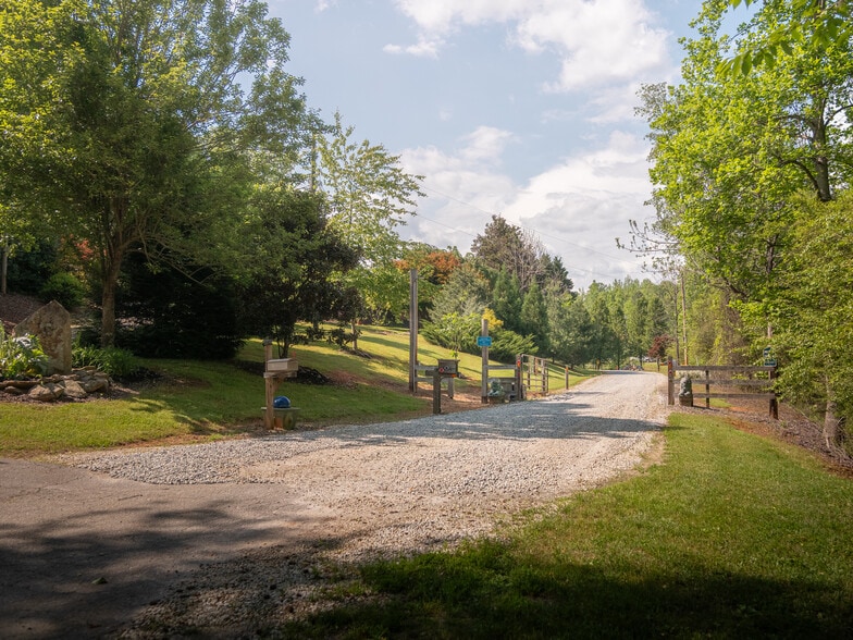 149 April Valley Ln, Pickens, SC for sale - Building Photo - Image 3 of 21