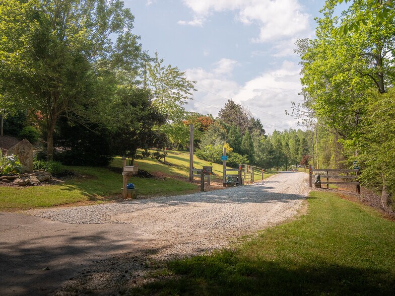 149 April Valley Ln, Pickens, SC à vendre - Photo du bâtiment - Image 3 de 21