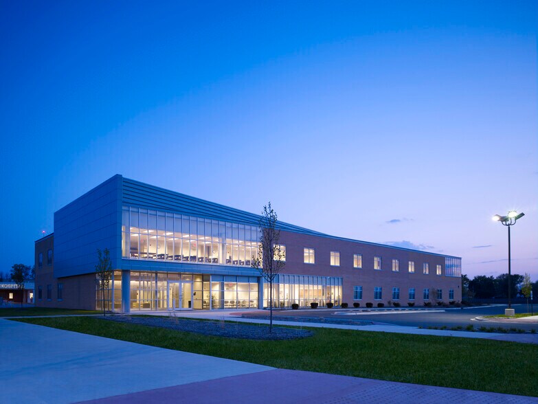 1310 Main St, Sandwich, IL à louer - Photo du bâtiment - Image 1 de 3