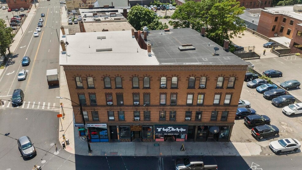 27 Units Mixed Use | Meadow & West Main portfolio of 3 properties for sale on LoopNet.ca - Building Photo - Image 2 of 29