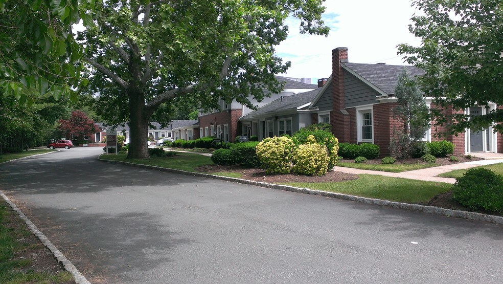 65 E Northfield Rd, Livingston, NJ à louer - Photo du bâtiment - Image 3 de 10