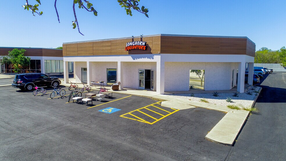 6737 Poss Rd, San Antonio, TX à louer - Photo du bâtiment - Image 2 de 7