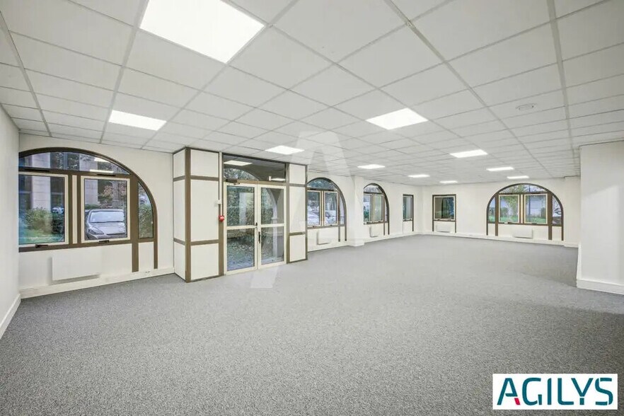 Office in Orsay for lease - Interior Photo - Image 1 of 12