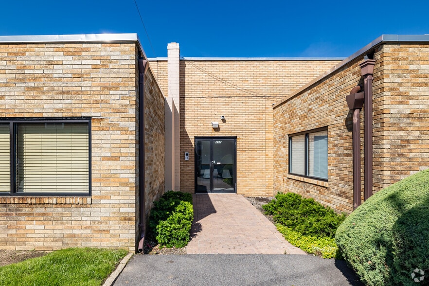 200 Stonehinge Ln, Carle Place, NY à louer - Photo du bâtiment - Image 3 de 9