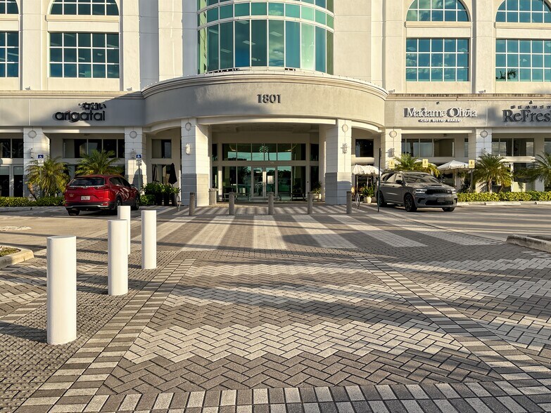 1801-1837 NE 123rd St, North Miami, FL à louer - Photo du bâtiment - Image 3 de 16