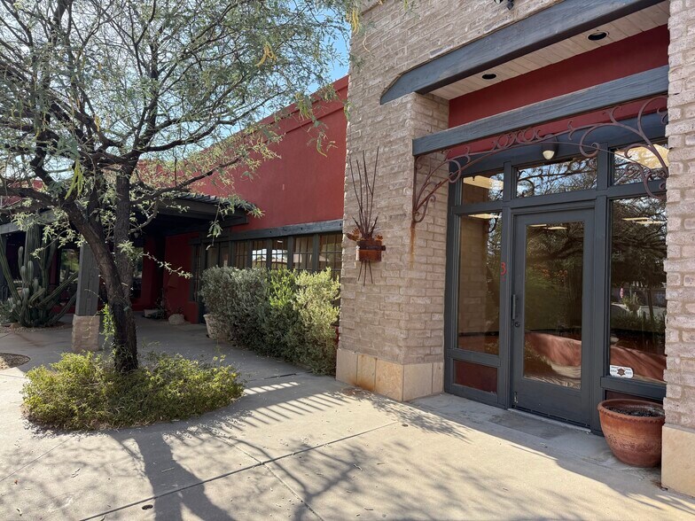6130-6142 E Cave Creek Rd, Cave Creek, AZ à louer - Photo du bâtiment - Image 1 de 19