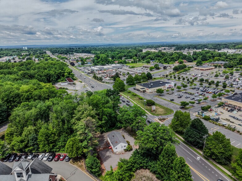 88 Hazard Ave, Enfield, CT à vendre - Photo du bâtiment - Image 2 de 30