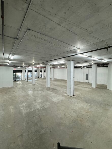 5124 Roosevelt Ave, Woodside, NY for lease - Interior Photo - Image 2 of 5