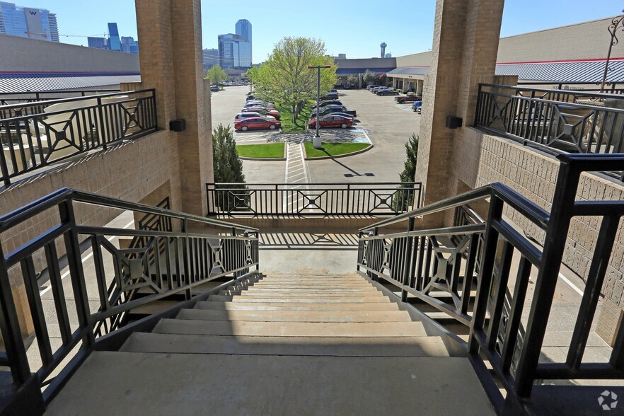 1250 Slocum St, Dallas, TX à louer - Photo du bâtiment - Image 3 de 7