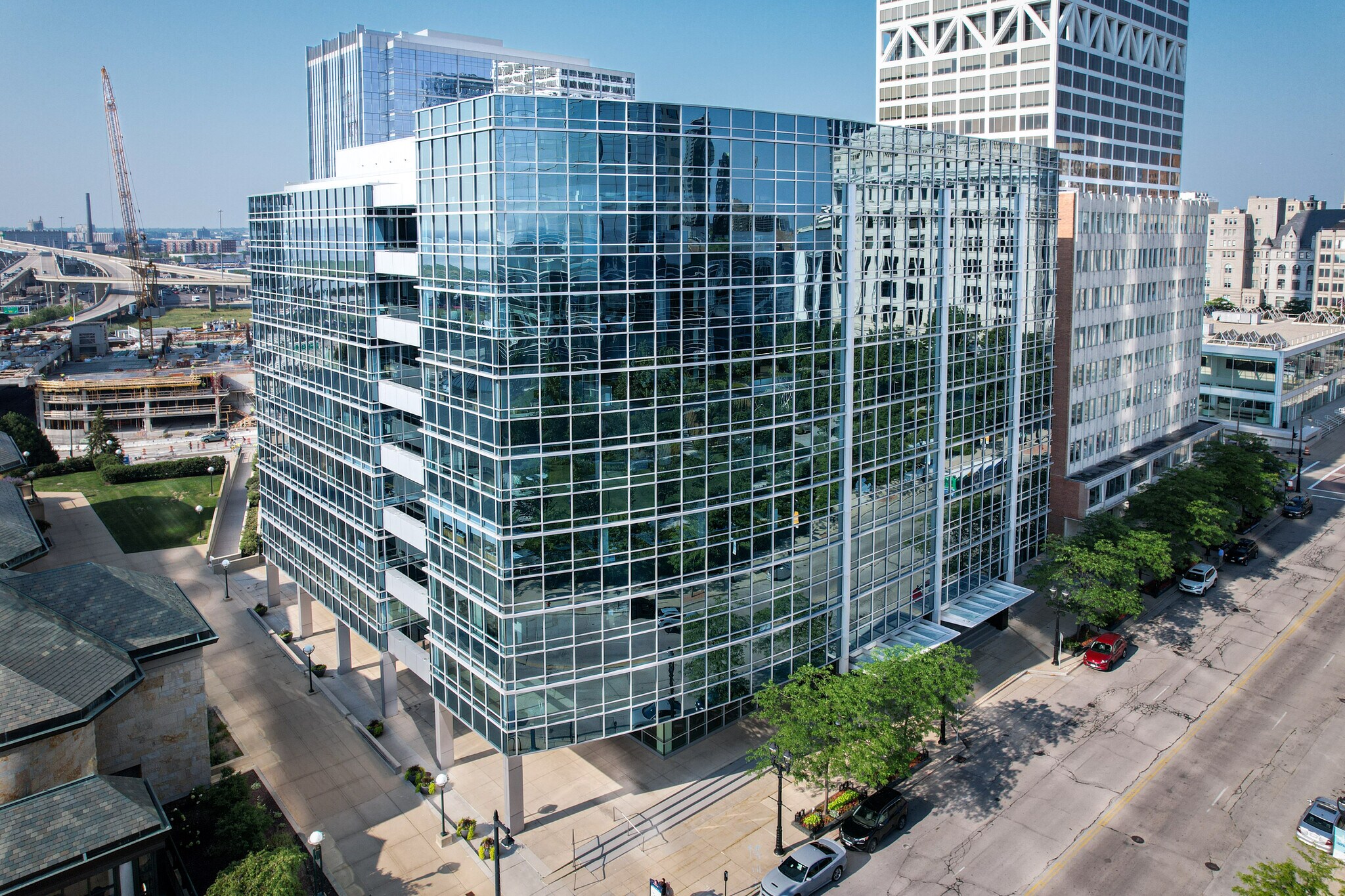 875 E Wisconsin Ave, Milwaukee, WI à louer Photo principale- Image 1 de 16