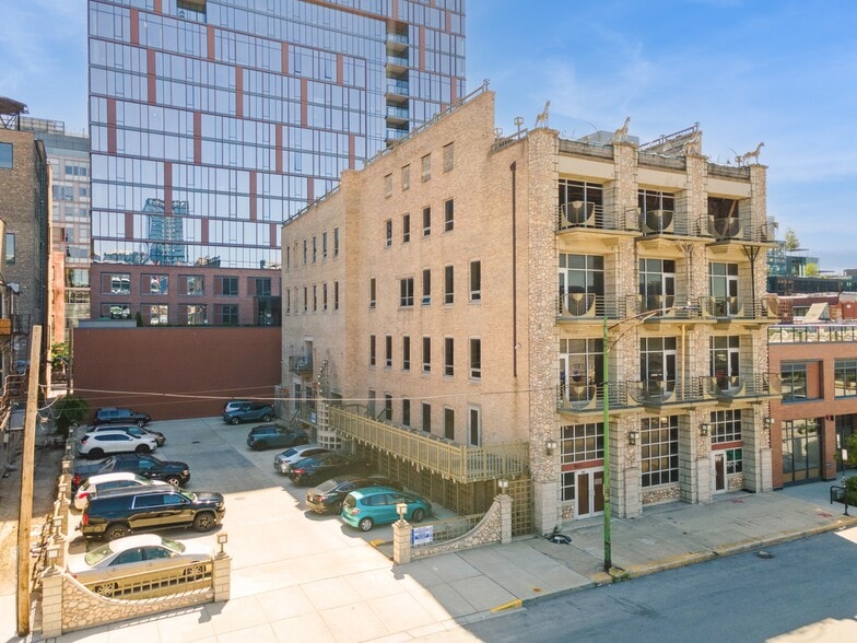 West Loop Redevelopment portfolio of 2 properties for sale on LoopNet.ca - Building Photo - Image 2 of 10