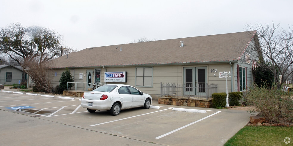 108 S Dobson St, Burleson, TX for lease - Building Photo - Image 2 of 5