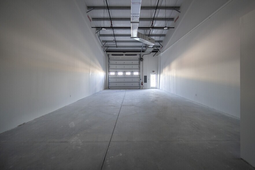 16221 Lee Rd, Fort Myers, FL à vendre - Photo du bâtiment - Image 3 de 7