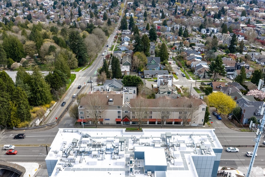 4902 Aurora Ave N, Seattle, WA for sale - Primary Photo - Image 1 of 7