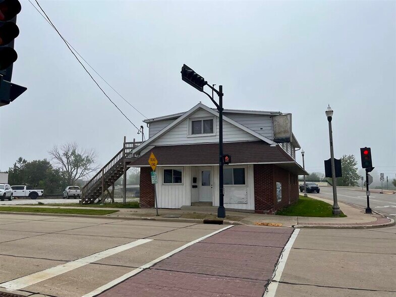 1522 Monroe St, Two Rivers, WI à vendre - Photo du bâtiment - Image 2 de 17