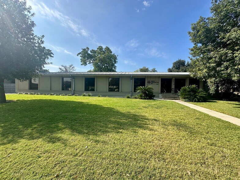 8634 Crownhill Blvd, San Antonio, TX à louer - Photo du bâtiment - Image 2 de 11