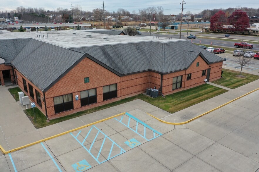 35050-35054 23 Mile Rd, New Baltimore, MI for lease - Building Photo - Image 2 of 8