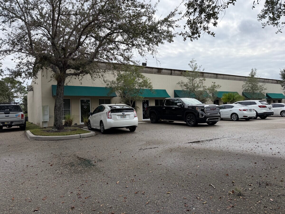 1076 Business Ln, Naples, FL 34110 - Unité 1 - - Photo intérieure - Image 1 of 27