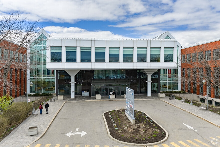 400 Av Sainte-Croix, Saint-Laurent, QC for lease - Building Photo - Image 3 of 5