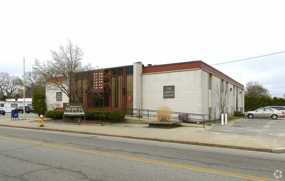 174 Armistice Blvd, Pawtucket, RI à louer - Photo du bâtiment - Image 2 de 14