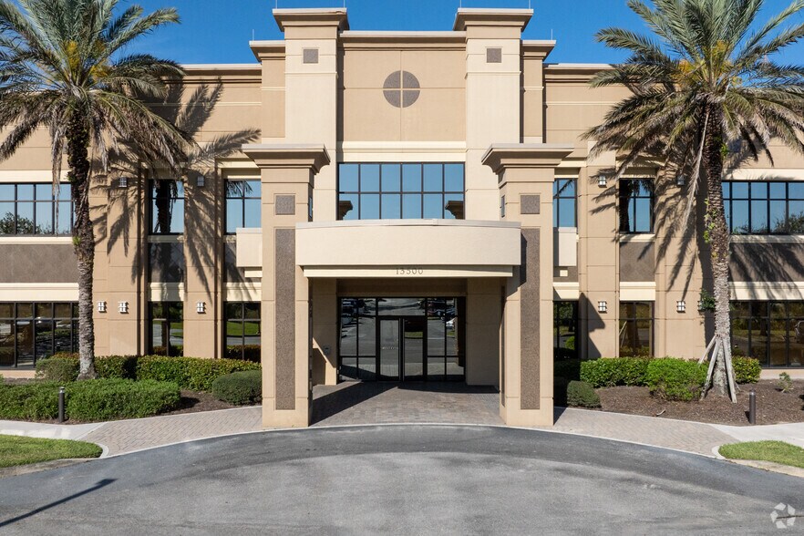 13500-13520 Powers Ct, Fort Myers, FL à louer - Photo du bâtiment - Image 2 de 7