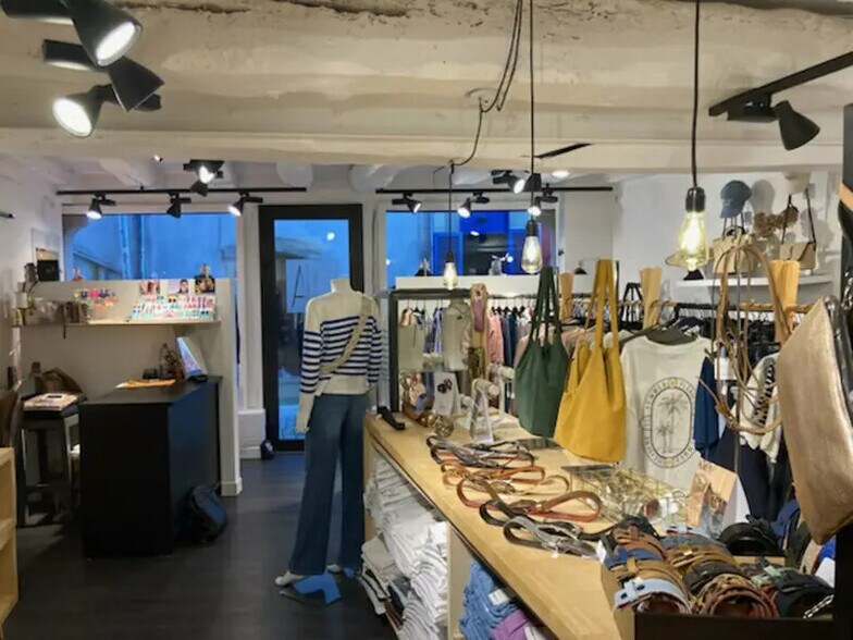 Retail in Quimper for lease - Interior Photo - Image 2 of 4