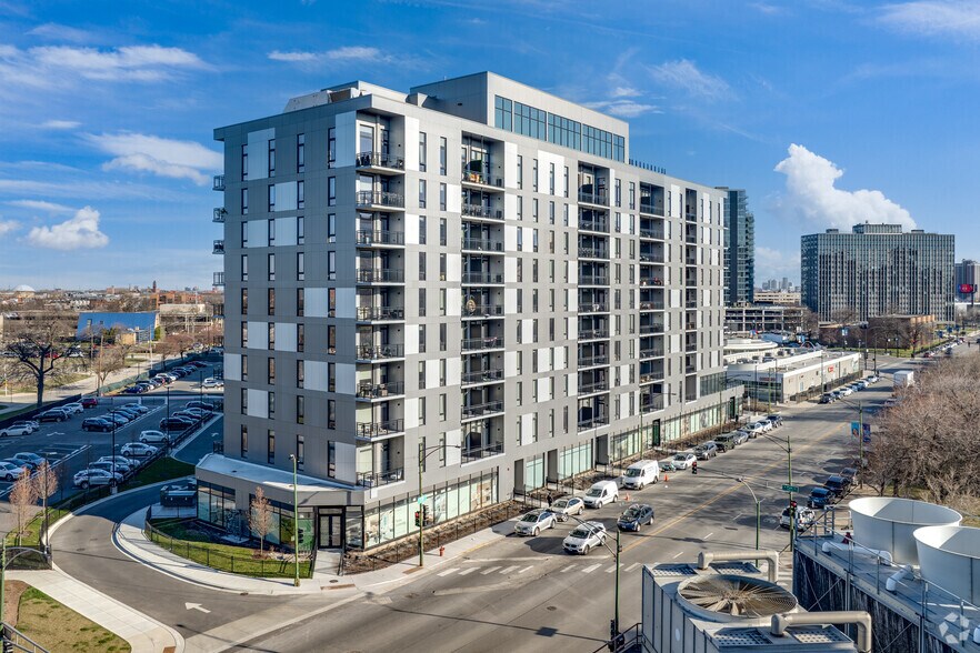 2050 W Ogden Ave, Chicago, IL à louer - Photo du bâtiment - Image 2 de 3