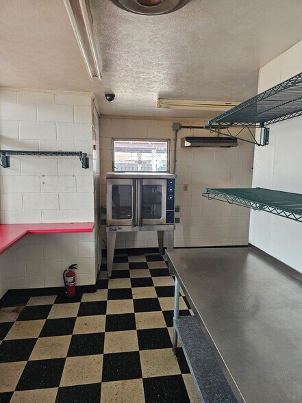 178 Lakeway Dr, Russell Springs, KY à vendre - Photo intérieure - Image 2 de 15