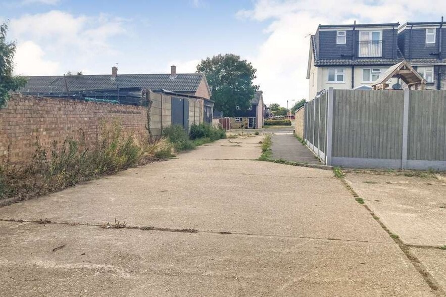 32 Queens Gdns, Upminster for sale - Building Photo - Image 1 of 5