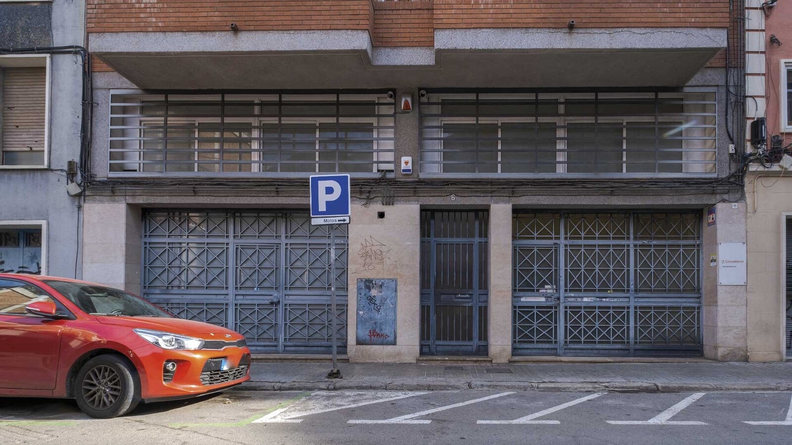 Barcelona, BAR 08027 - Unit - - - Interior Photo - Image 1 of 6