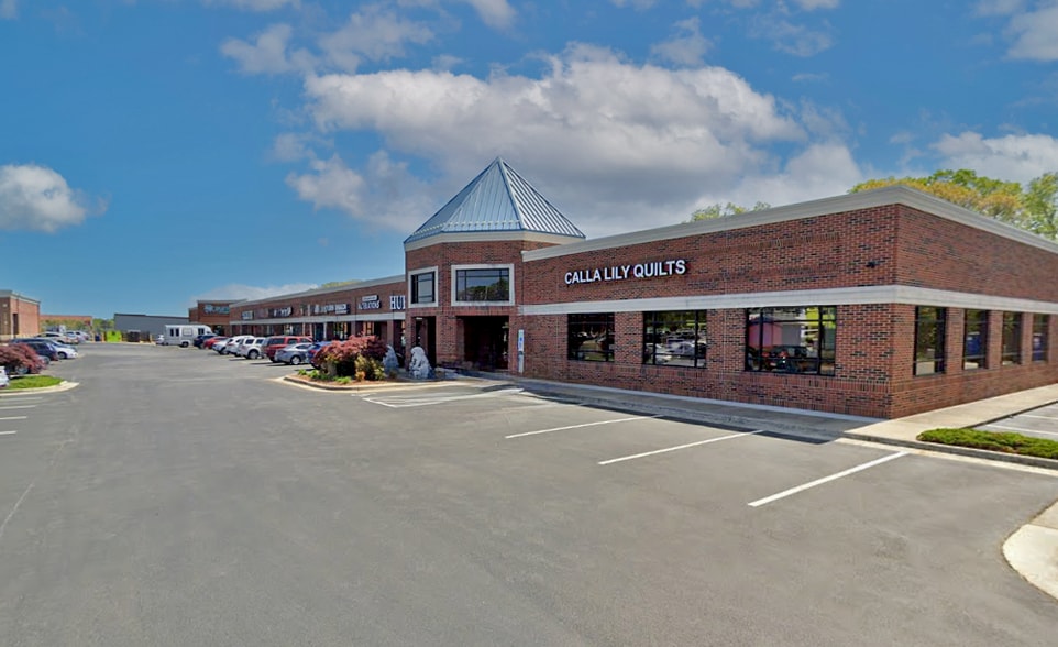 2921 Battleground Ave, Greensboro, NC for lease - Building Photo - Image 1 of 3