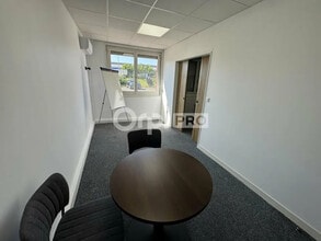 Office in Caluire-et-Cuire for lease Interior Photo- Image 2 of 10