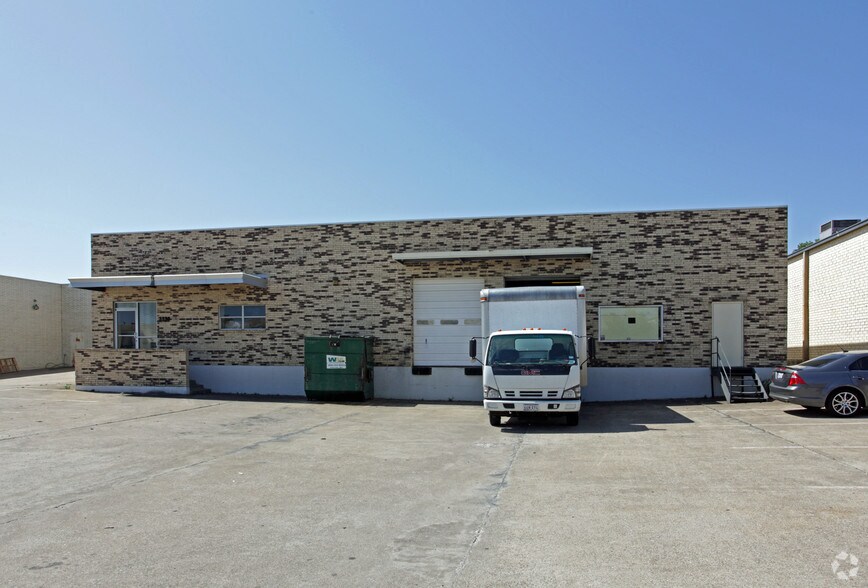 3330 Garden Brook Dr, Farmers Branch, TX à louer - Photo du bâtiment - Image 2 de 4